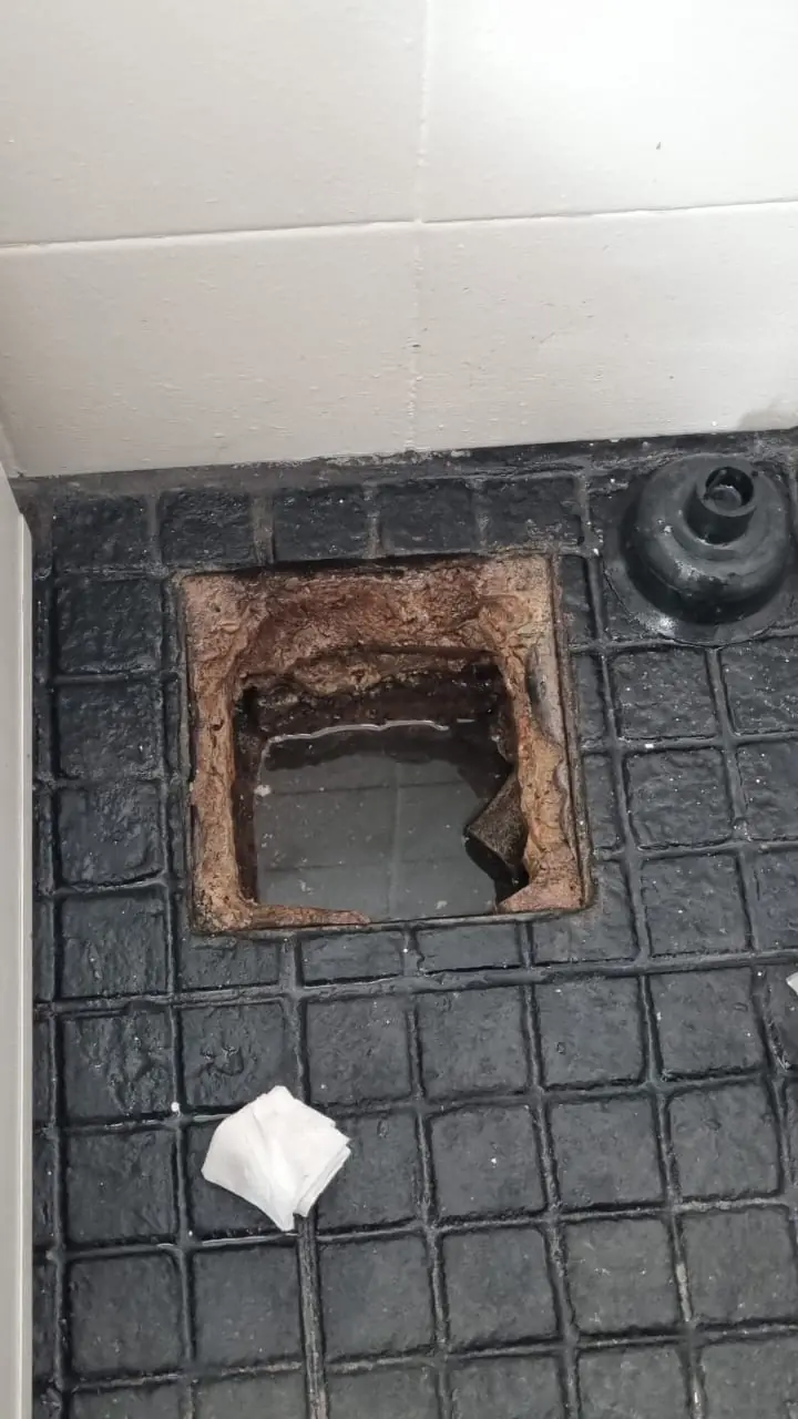 Desagüe de piso abierto y destapado listo para evacuar el agua acumulada